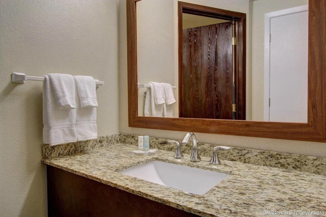 Wingate By Wyndham Anchorage Downtown - Ship Creek Hotell Exteriör bild